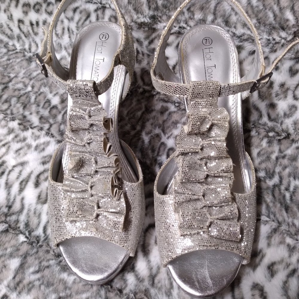 HOT TOMATO SPARKLEY SILVER ANKLE STRAP OPEN TOED HEELS